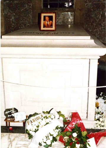 Dépôt de fleurs sur la tombe du Roi Baudouin